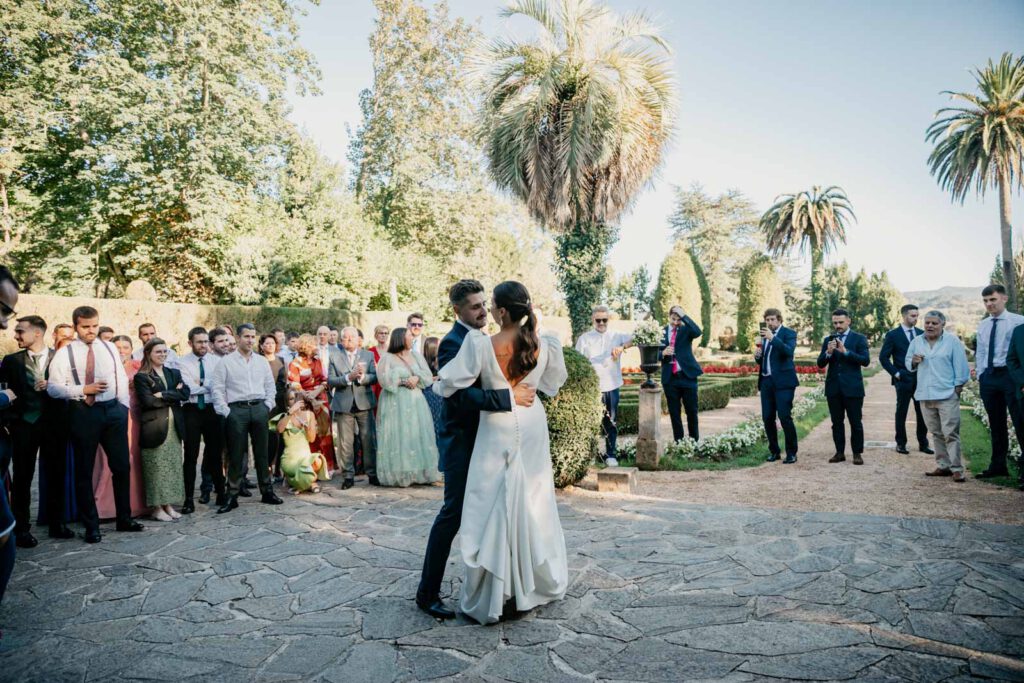Boda-palacio-valdesoto-asturias Baile de los novios en los jardines del palacio de valdesoto