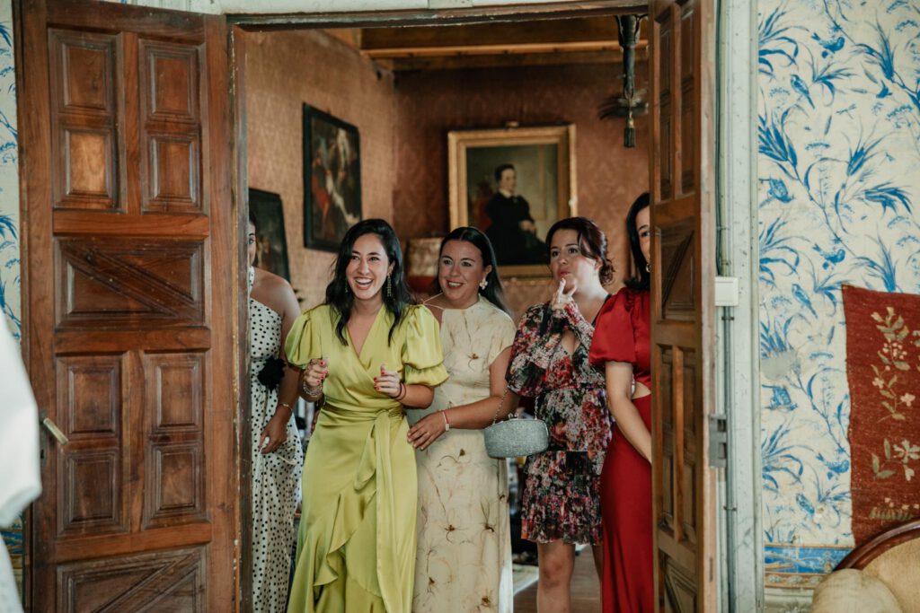 Boda-palacio-valdesoto-asturias Amigas de la novia en la boda en Palacio de Valdesoto.
