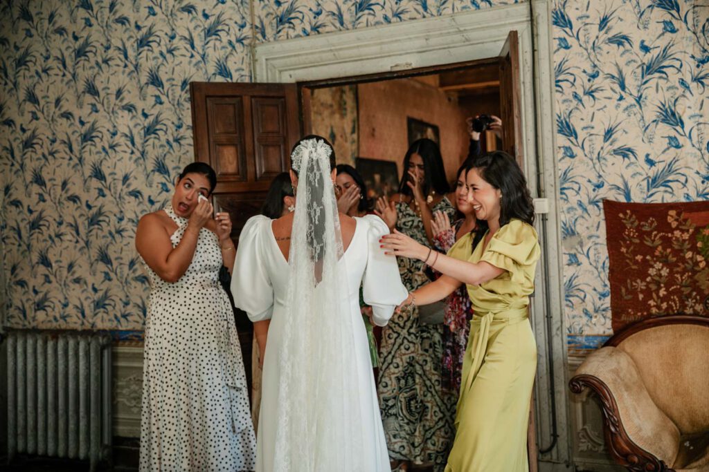 fotografo-boda-estilo-documental-asturias Amigas de la novia en la boda en Oviedo.