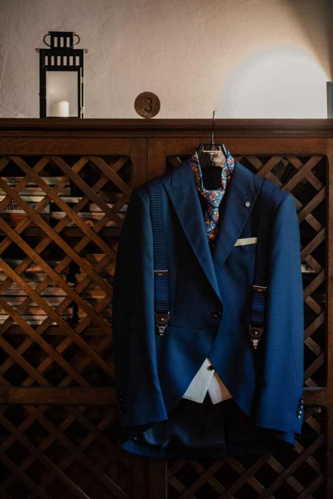 Boda-palacio-valdesoto-asturias traje de novio azul con tirantes colgado