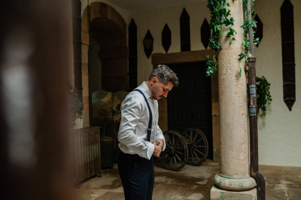 Boda-palacio-valdesoto-asturias preparativos de novio en un palacio