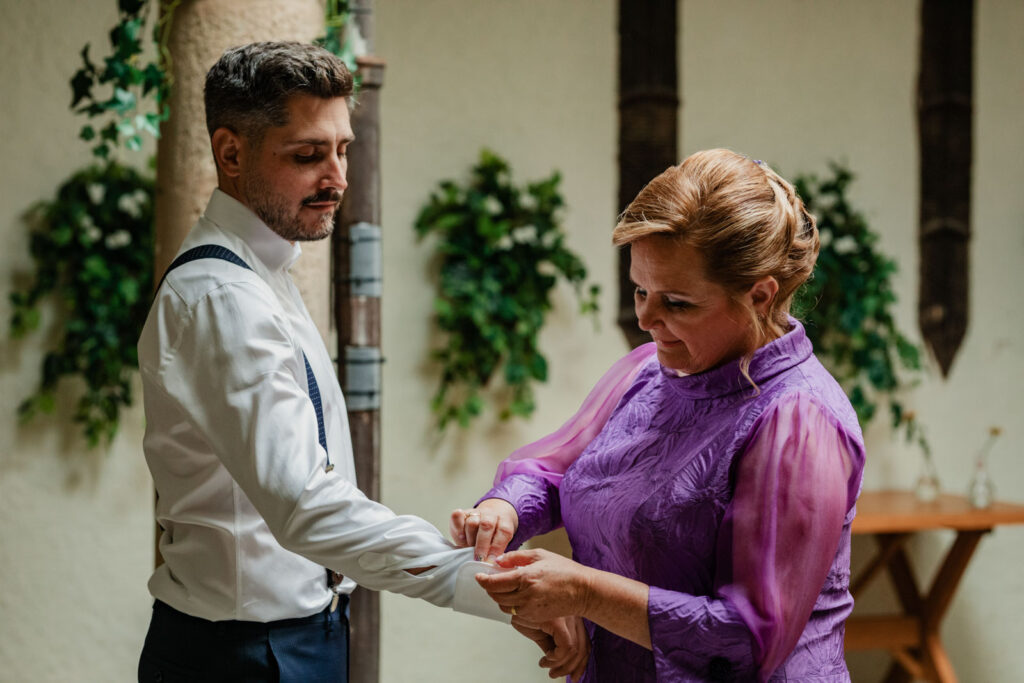 Boda-palacio-valdesoto-asturias madrina ayudando al novio en su boda
