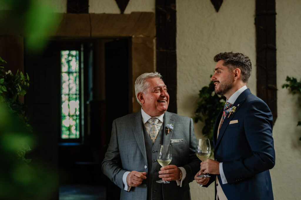 Boda-palacio-valdesoto-asturias Brindis novio con padrino en la boda.