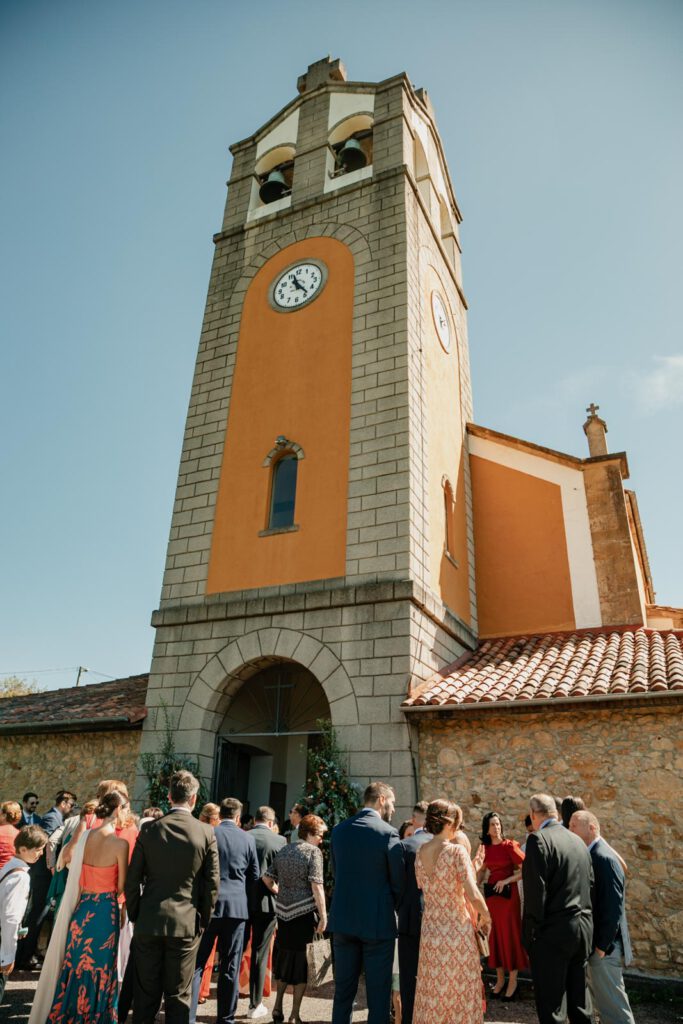 Boda-palacio-valdesoto-asturias invitados de una boda entrando a la iglesia de valdesoto