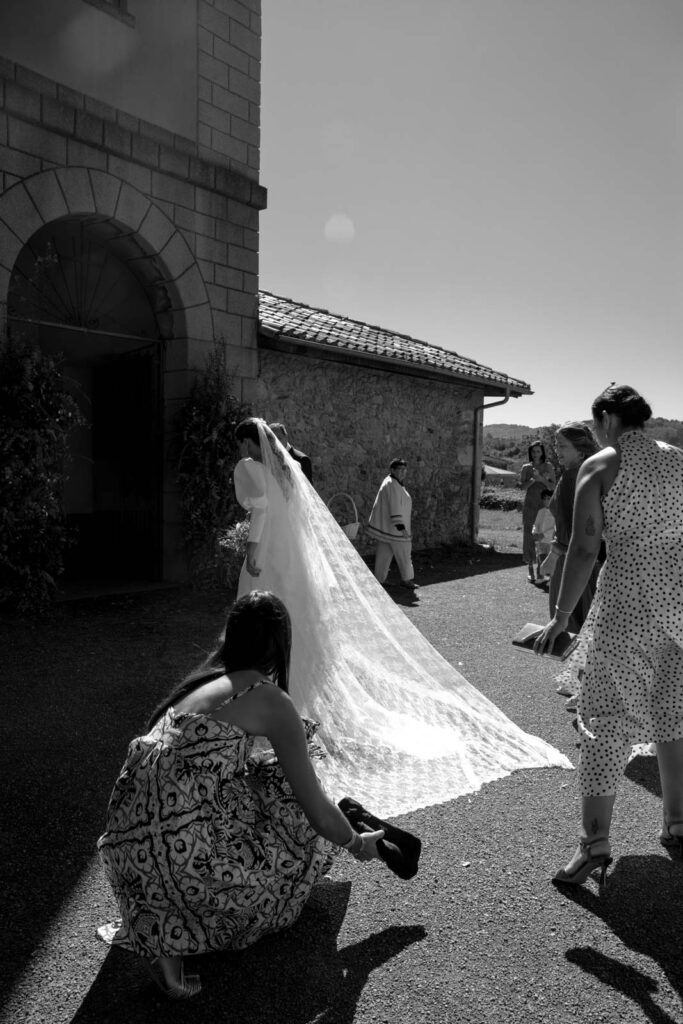 Boda-palacio-valdesoto-asturias amigas de la novia estiran el velo de la novia