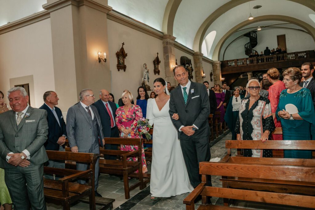 Boda-palacio-valdesoto-asturias entrada de la novia en la iglesia