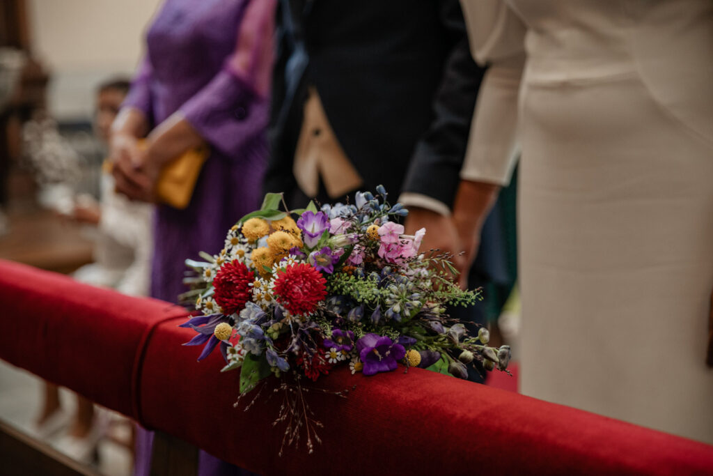 Boda-palacio-valdesoto-asturias ramo de novia en la iglesia