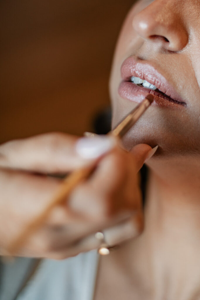 Boda-palacio-valdesoto-asturias Maquilladora maquillando a la novia en los preparativos de su boda.
