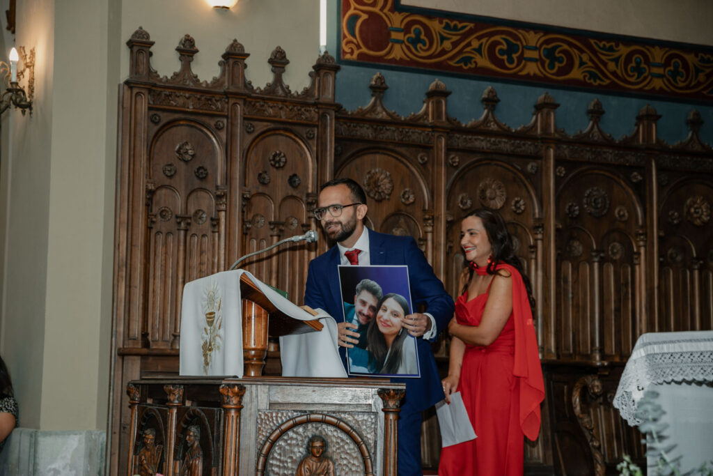 Boda-palacio-valdesoto-asturias invitados de la boda leyendo