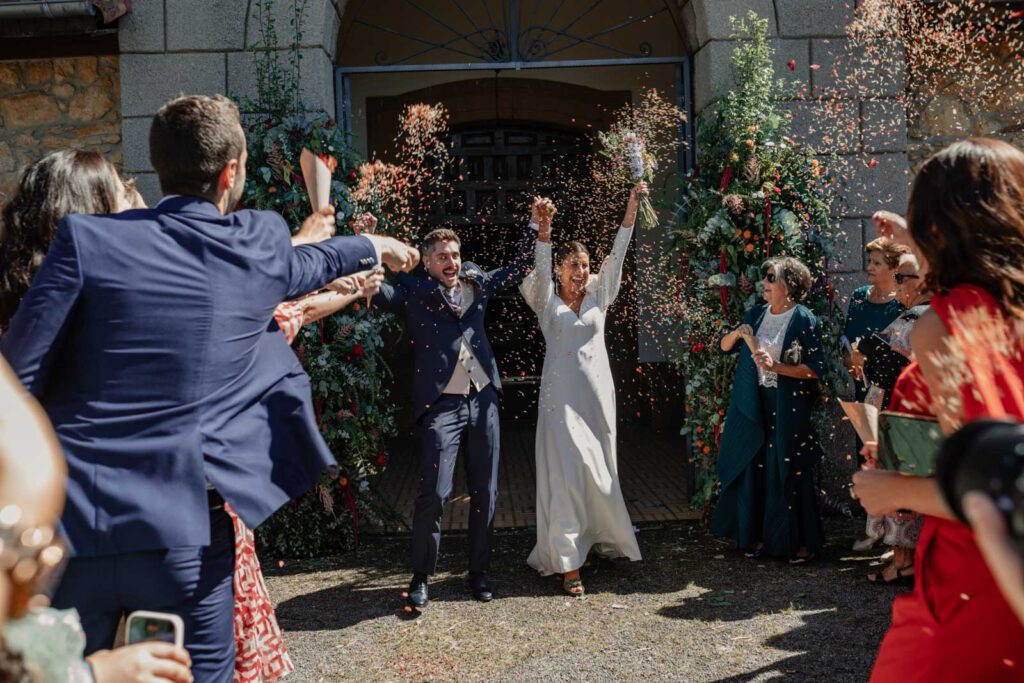 Boda-palacio-valdesoto-asturias salida de novios en la ceremonia