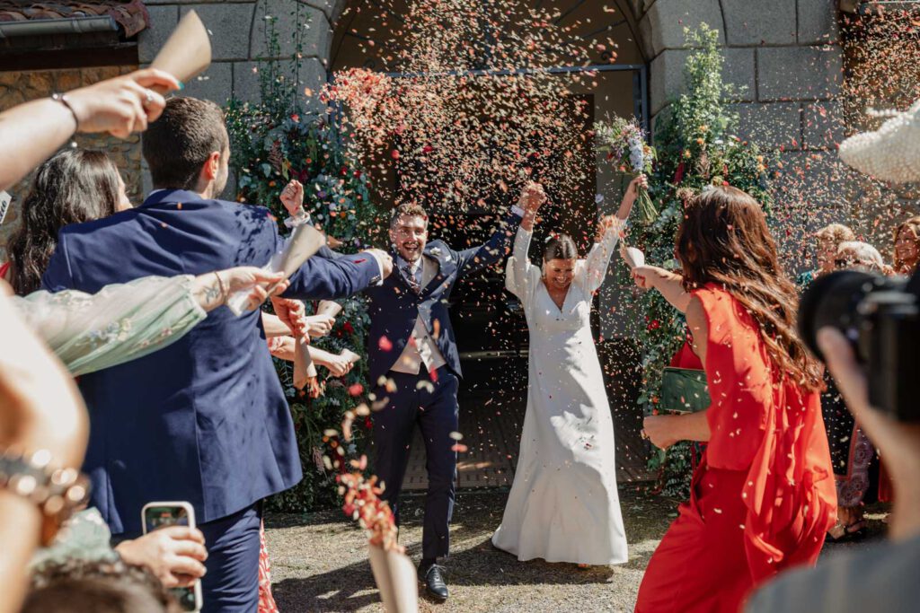 Boda-palacio-valdesoto-asturias invitados tirando arroz a los novios