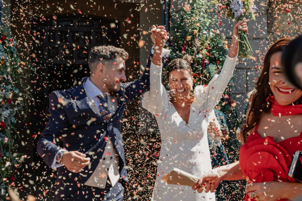 Boda-palacio-valdesoto-asturias novios saliendo de la iglesia