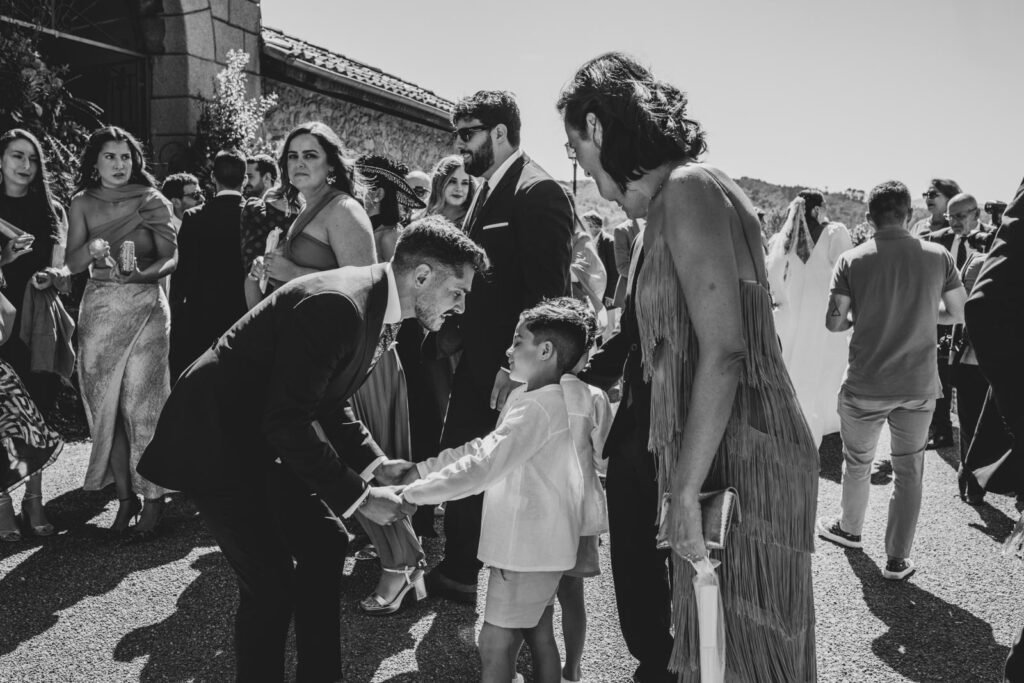 Boda-palacio-valdesoto-asturias novio abrazando a familia