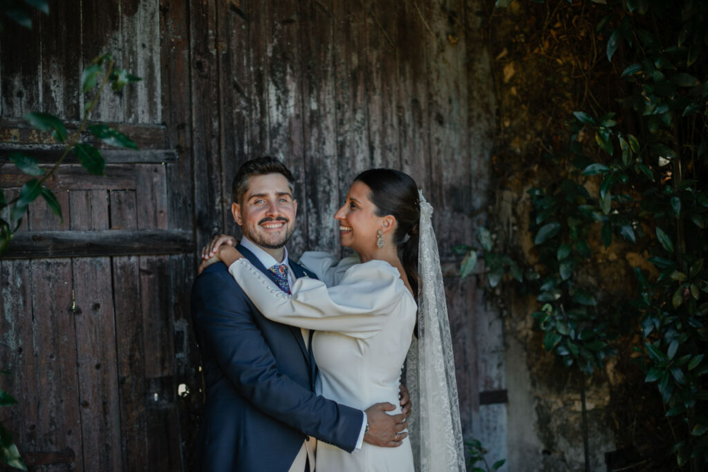 Boda-palacio-valdesoto-asturias novios alegres abrazandose