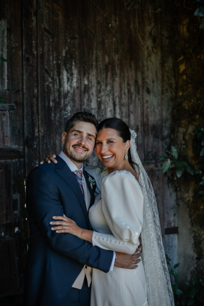 fotografo-boda-estilo-natural novia moderna posando con el novio