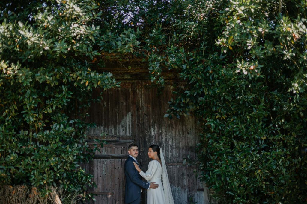 Boda-palacio-valdesoto-asturias novios en un entorno de naturaleza