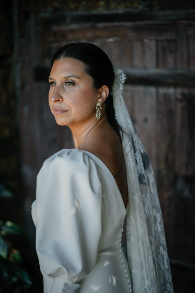 Boda-palacio-valdesoto-asturias novia con velo y vestido de manga larga