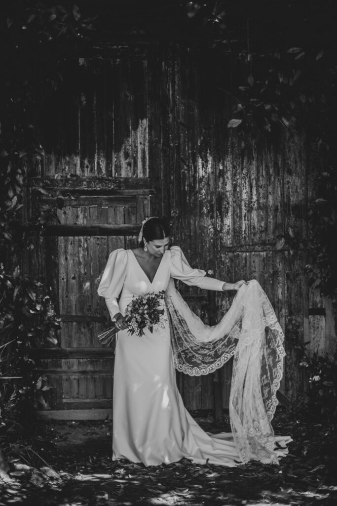 vestido-manga-larga-asturias novia con vestido de manga larga y velo