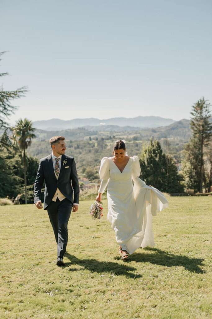Boda-palacio-valdesoto-asturias novios en prado verde en asturias