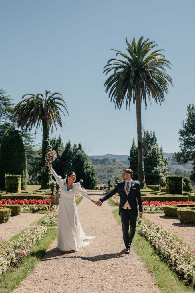 Boda-palacio-valdesoto-asturias novia alegre levanta el ramo