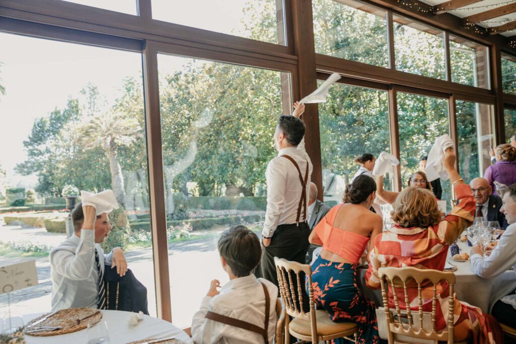 Boda-palacio-valdesoto-asturias entrada de los novios al banquete en el palacio de Valdesoto
