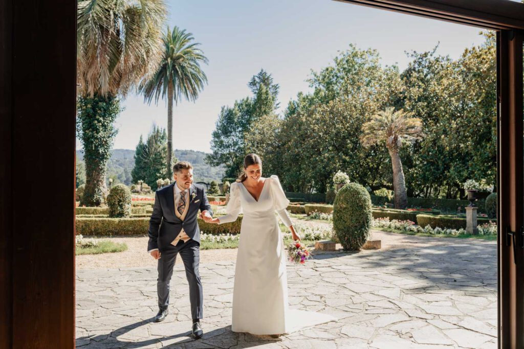 Boda-palacio-valdesoto-asturias entrada de los novios al banquete en el palacio de Valdesoto