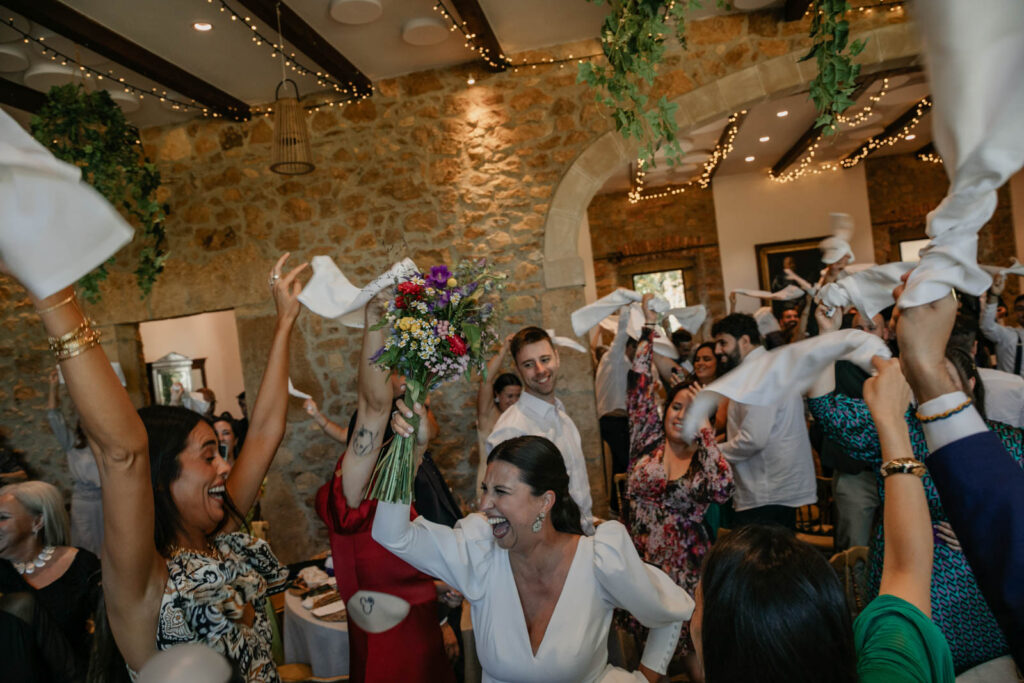 fotografo-boda-sin-posar entrada de los novios al banquete en el palacio de Valdesoto