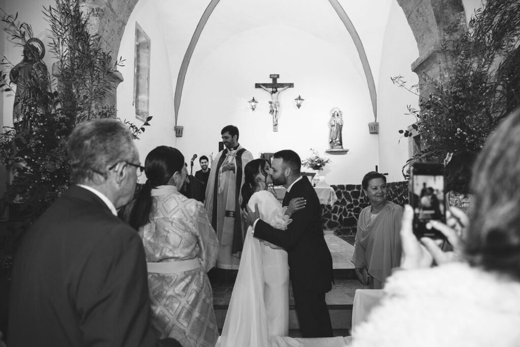 beso de los novios en la iglesia