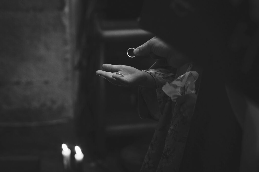 detalle de las alianzas de la boda