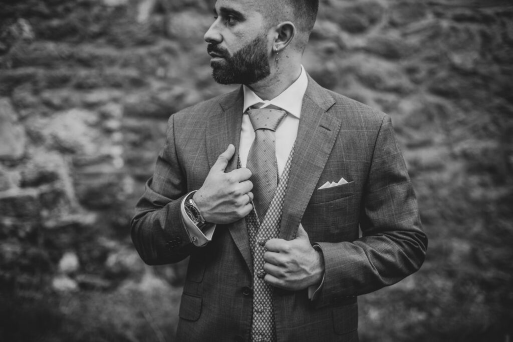 Fotografo-boda-asturias novio moderno en blanco y negro