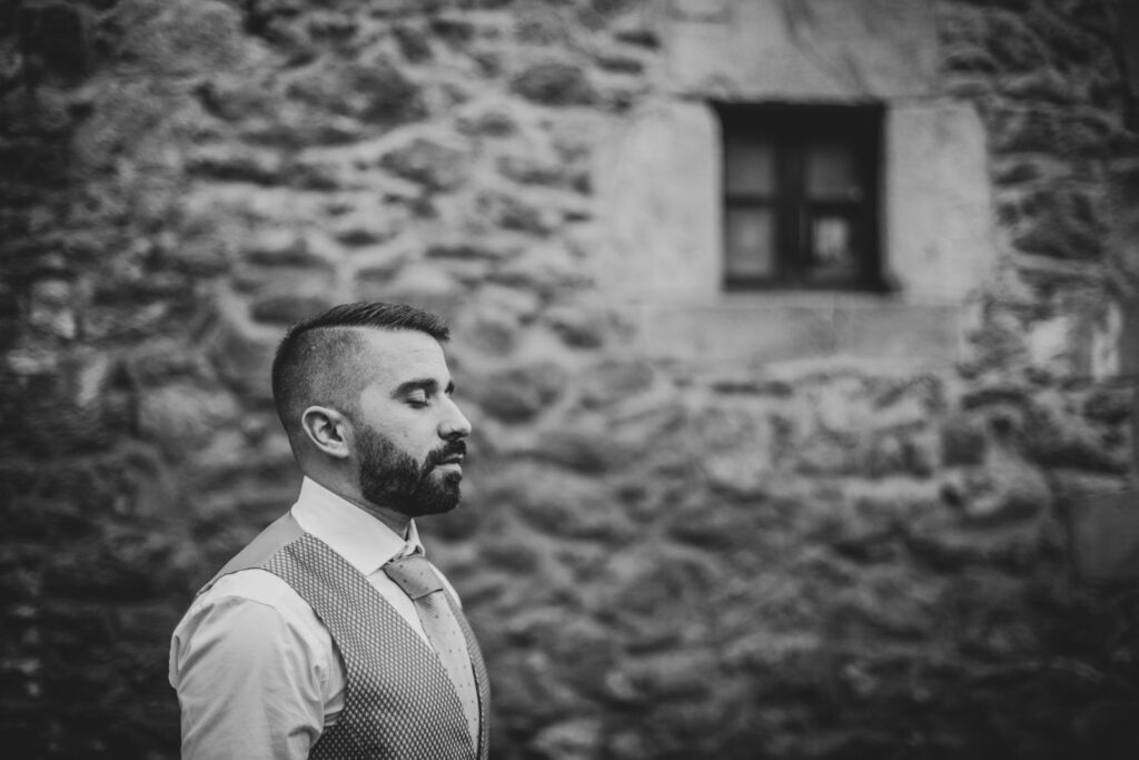 Fotografo-boda-asturias novio elegante en blanco y negro