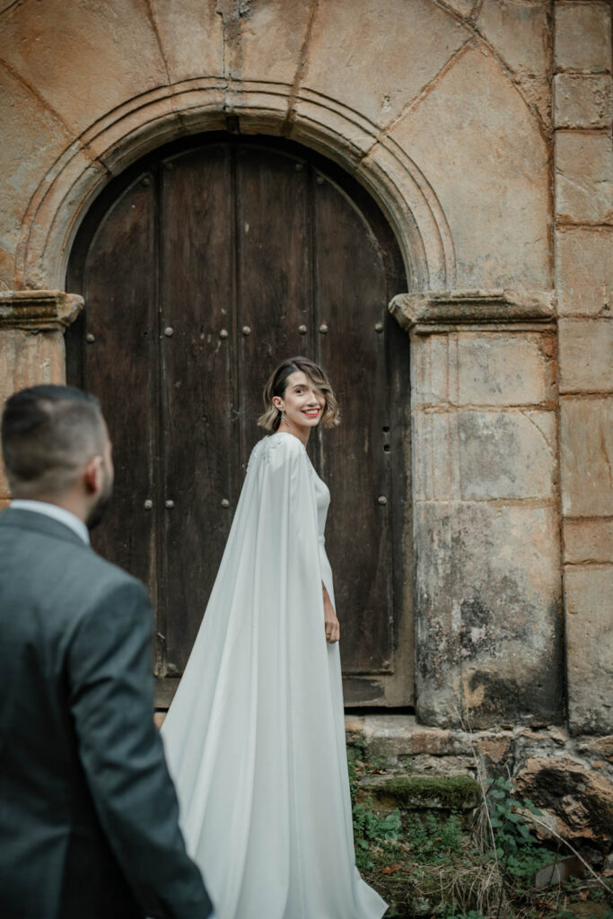 Fotografo-boda-asturias novia con capa y pelo suelto