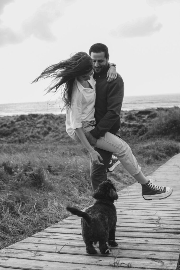 novios de boda al atardecer en asturias