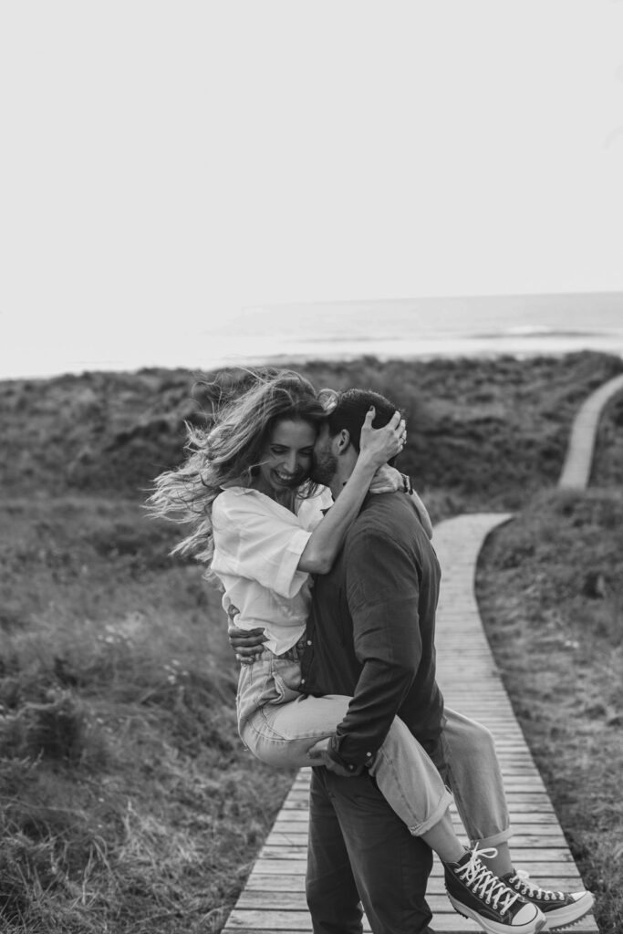 novios de boda al atardecer en asturias
