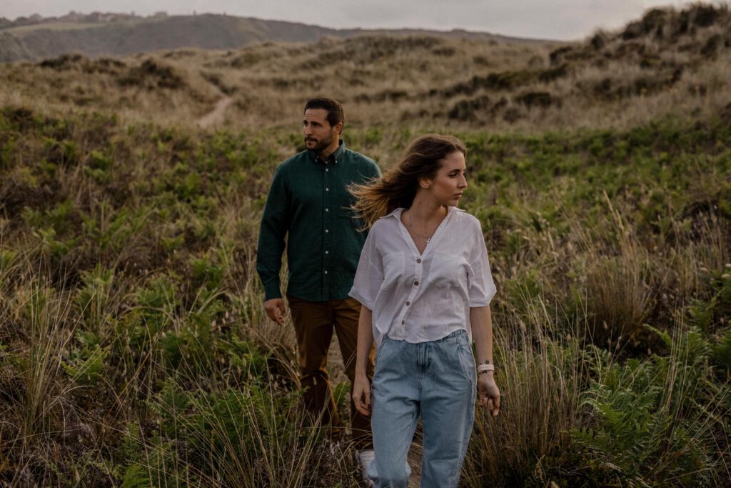 novios de boda al atardecer en asturias