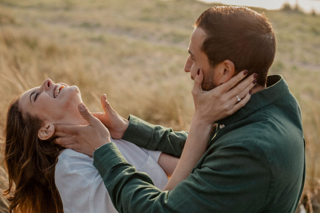 novios de boda de estilo natural