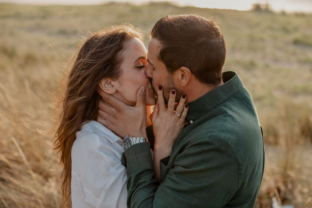 novios de boda al atardecer en asturias