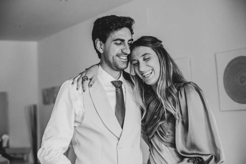 abrazo-boda-familia-asturias novio vistiendose en su boda en asturias