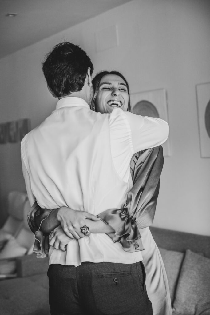 abrazo-boda-hermanos novio vistiendose en su boda en asturias