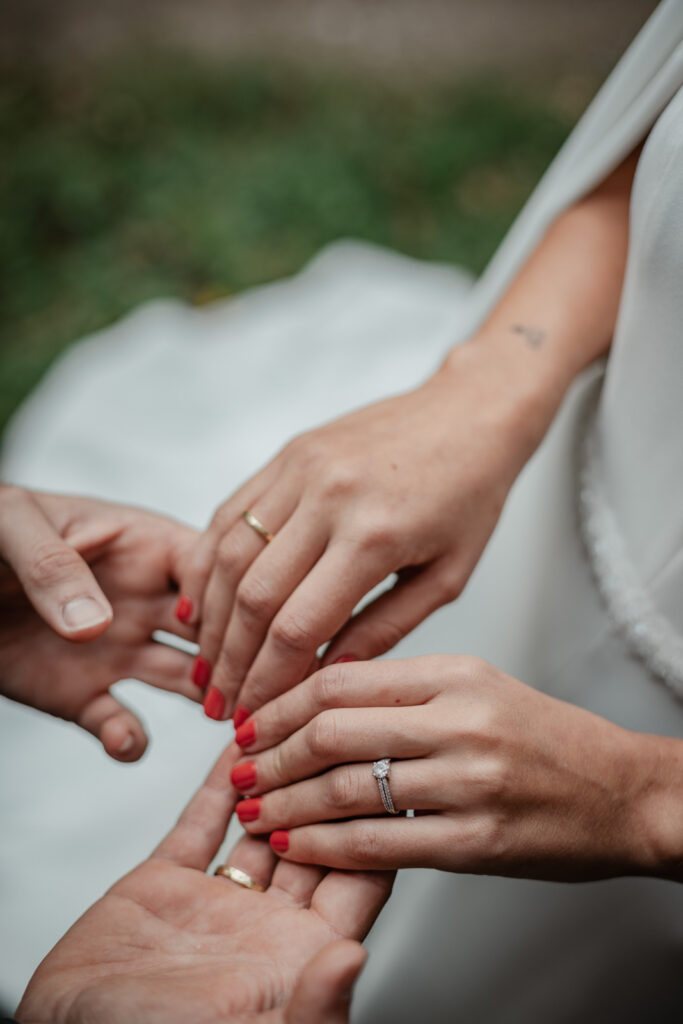 boda-asturias-romantica detalle de los anillos de una boda