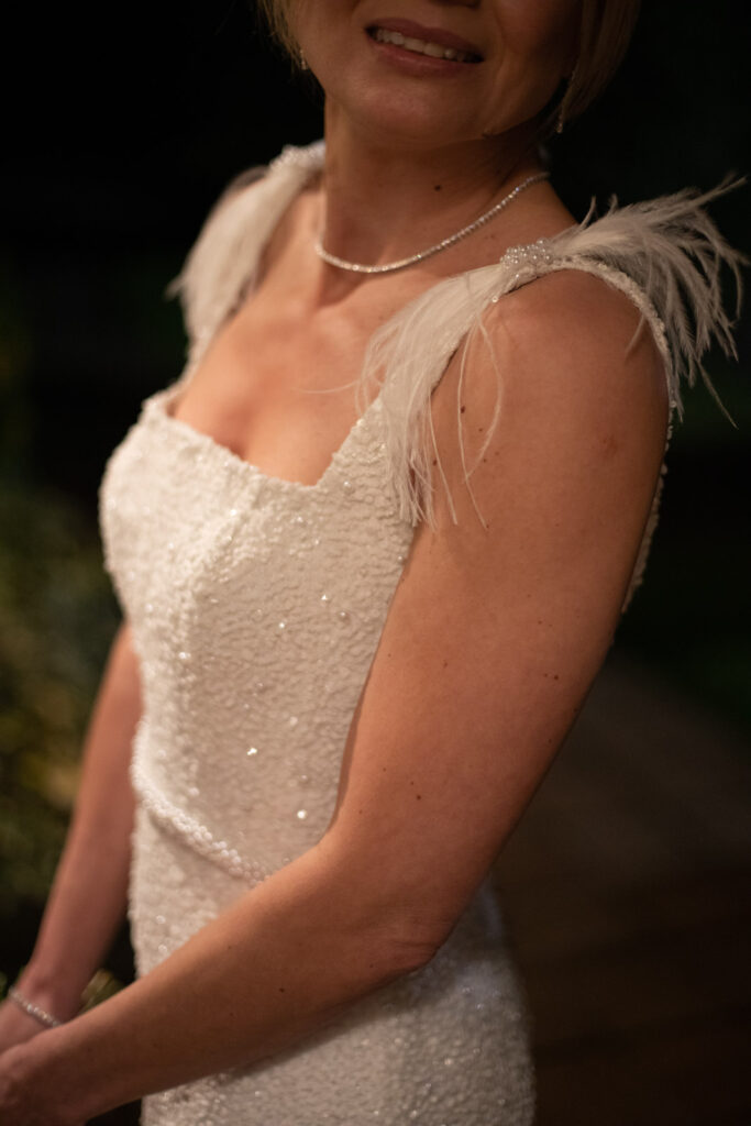 detalle de una vestido de novia elegante de invierno