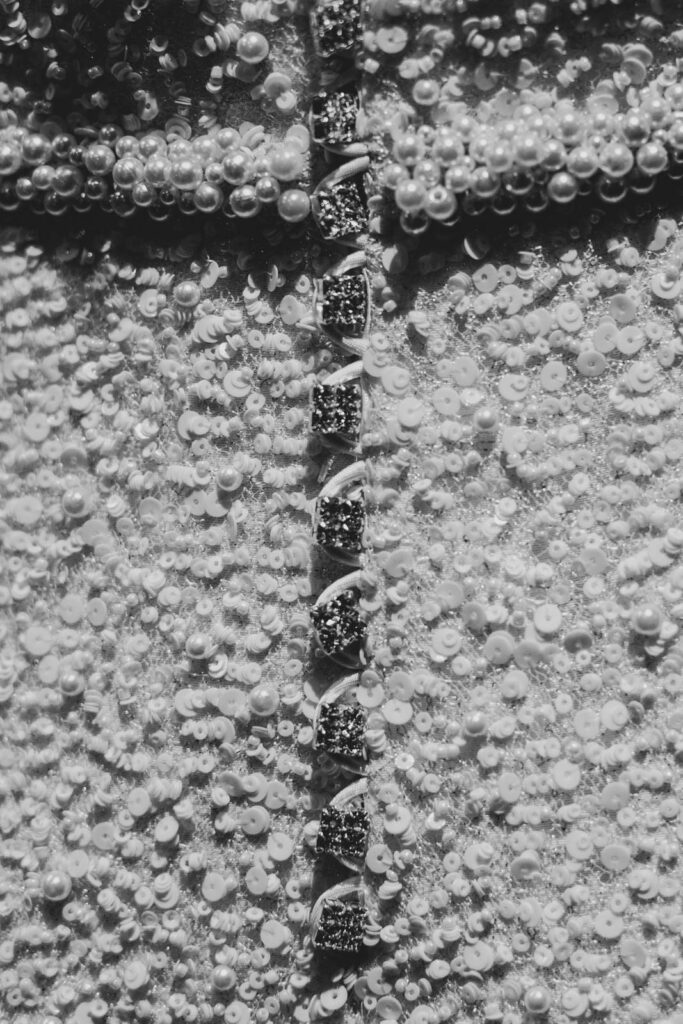 detalle de un vestido de novia con lentejuelas