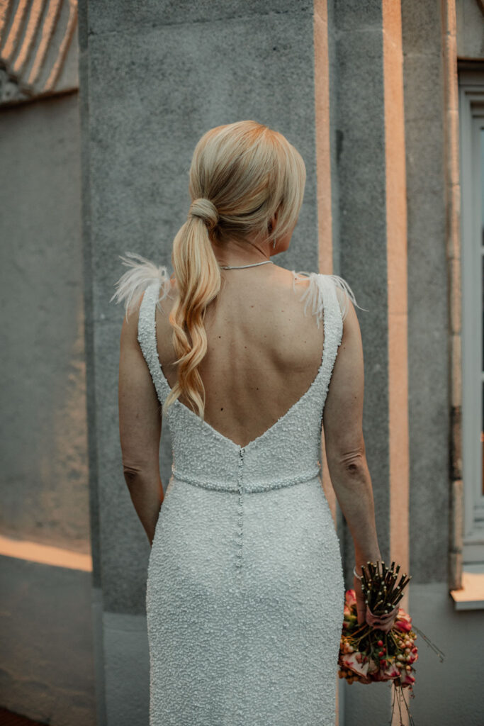 novia con coleta y escote en la espalda