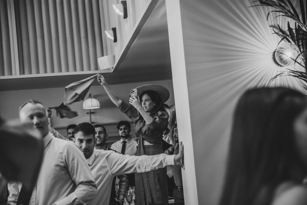 boda-palacio-luces-asturias invitados dandolo todo en la boda