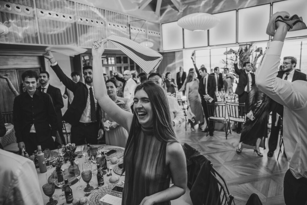 boda-palacio-luces-asturias entrada de los novios animada