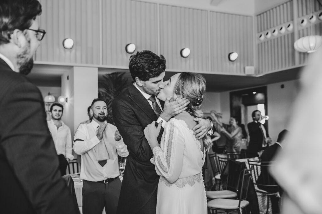boda-palacio-luces-asturias beso de los novios en su boda