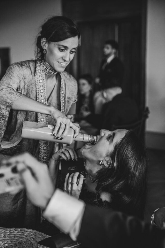 boda-palacio-luces-asturias invitados de fiesta en una boda