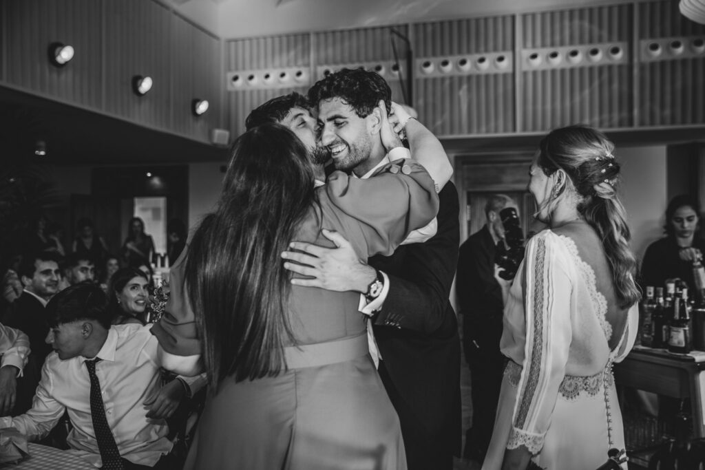 boda-palacio-luces-asturias invitados emocionados en una boda en asturias