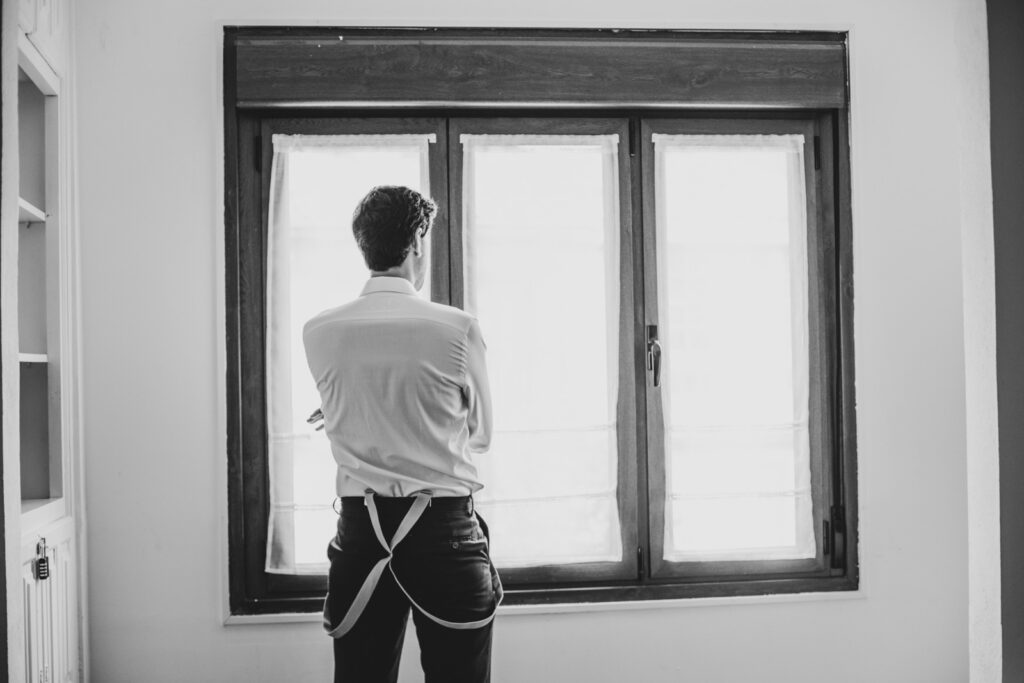 boda-palacio-luces-asturias novio vistiendose en su boda en asturias