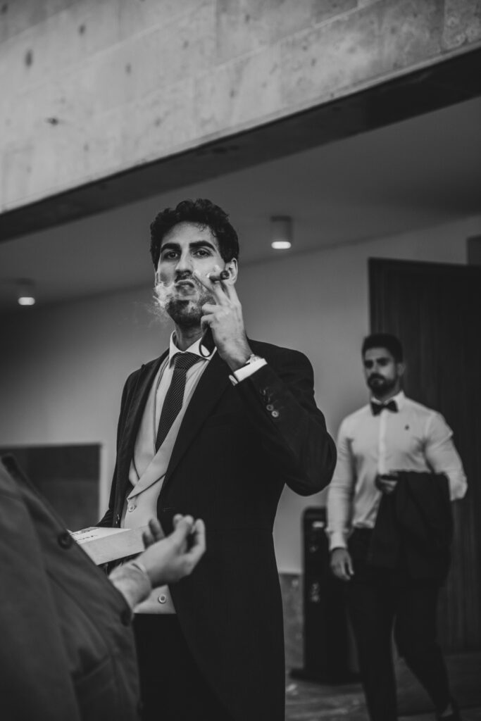 mejor-fotografo-bodas-asturias novio elegante fumando